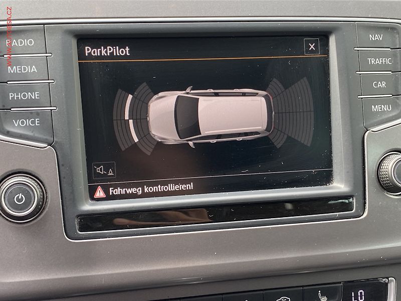 Volkswagen Golf (2015) 2.0 TDi, Lounge, DSG, TZ - fotka 17 z 18