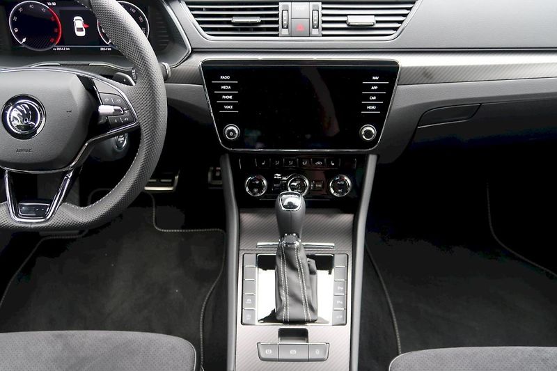 Škoda Karoq (2025) SportLine 2,0 TDi /110 kW - fotka 13 z 30