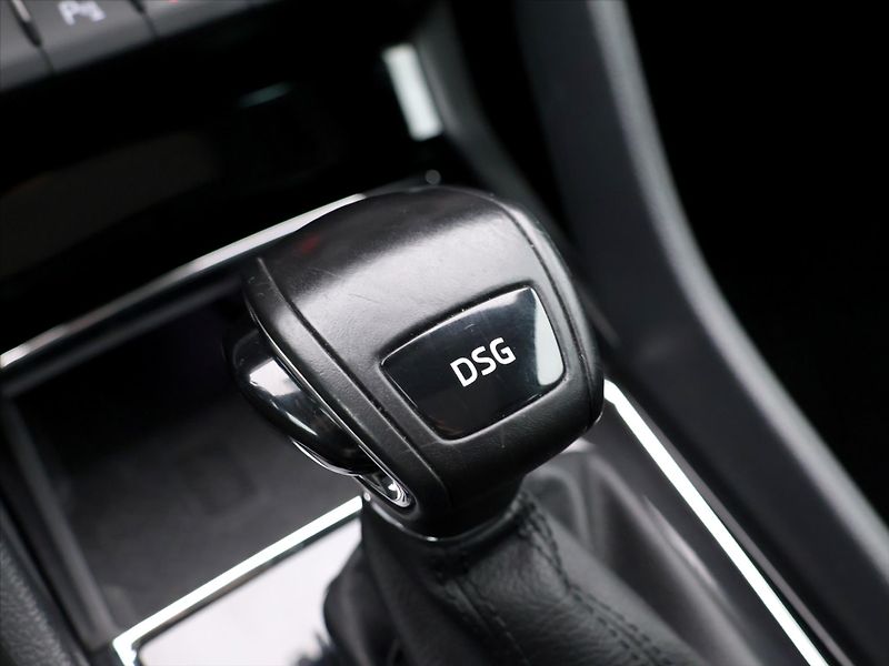 Škoda Karoq 1,6 TDI DSG Style Sport Navi - fotka 28 z 39