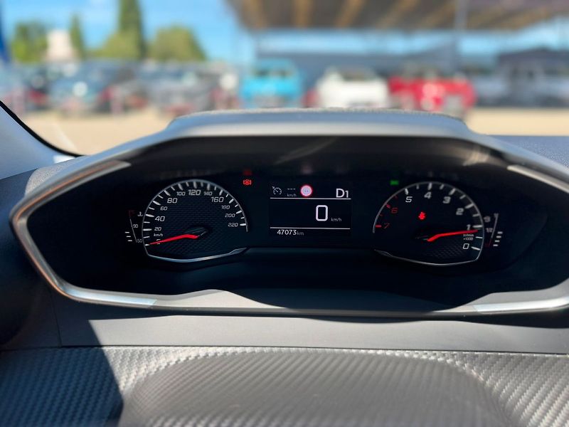 Peugeot 2008 ALLURE 1.2 PureTech 130 EAT8 - fotka 3 z 33