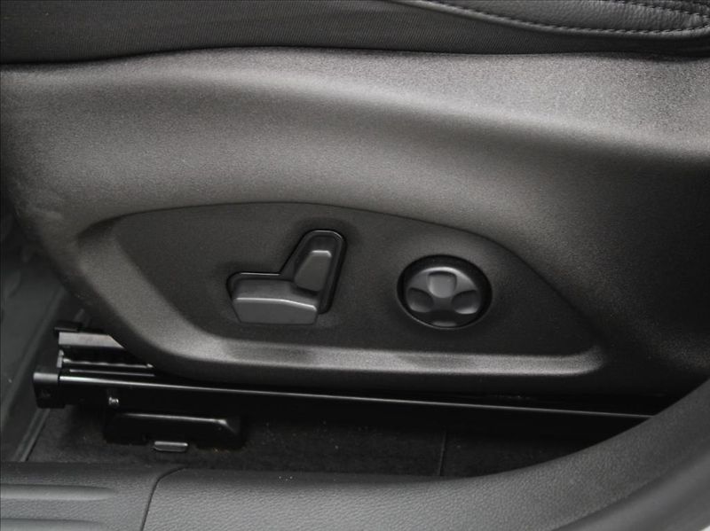 Jeep Compass 1,3 i AT Anniversary Kamera ČR - fotka 20 z 29