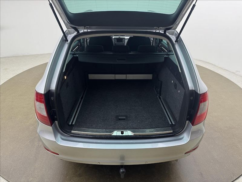 Škoda Superb 2,0 TDi DSG ALU COLUMBUS TAŽNÉ - fotka 32 z 32