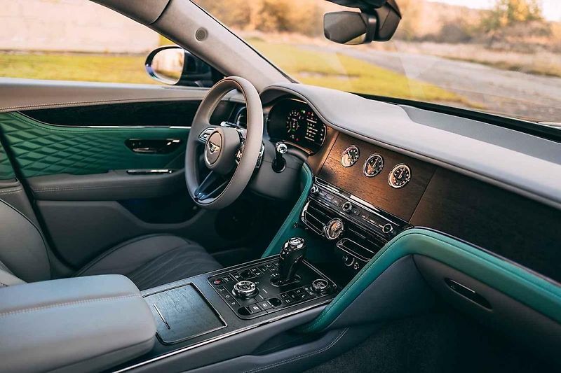 Auta se představila v novém showroomu Bentley v Praze.
