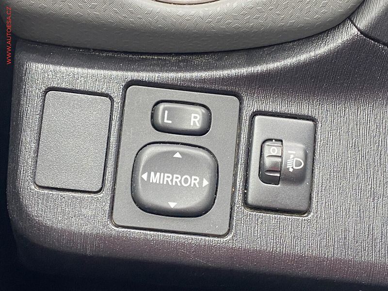 Toyota Yaris (2014) 1.0VVT-i, 2.maj,ČR, STK2/27 - fotka 12 z 17