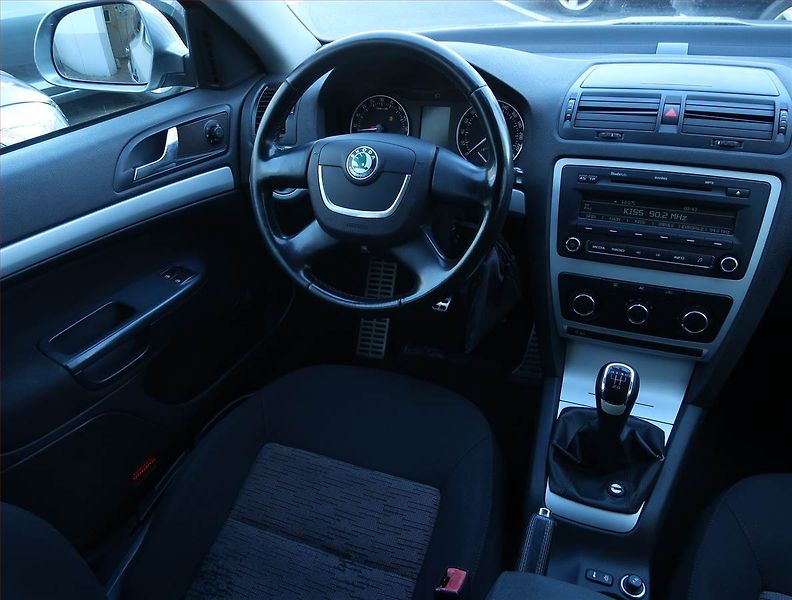 Škoda Octavia (2011) 1.6 TDI, Serv.kniha, nová STK - fotka 7 z 15