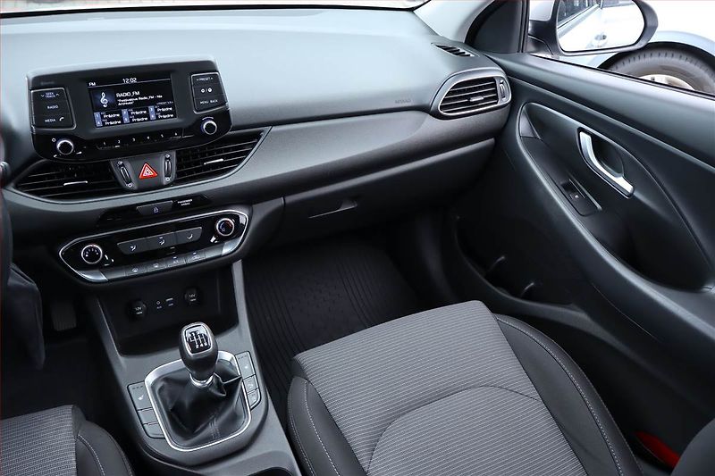 Hyundai i30 (2017) Comfort 1.4 CVVT, Serv.kniha - fotka 8 z 18