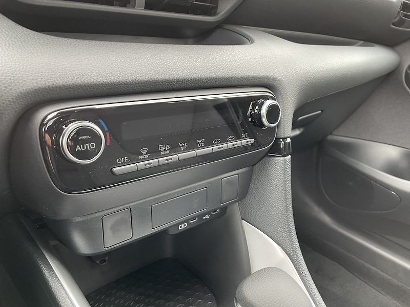 Toyota Yaris 1.5 Hybrid ODBĚR ihned - fotka 18 z 27