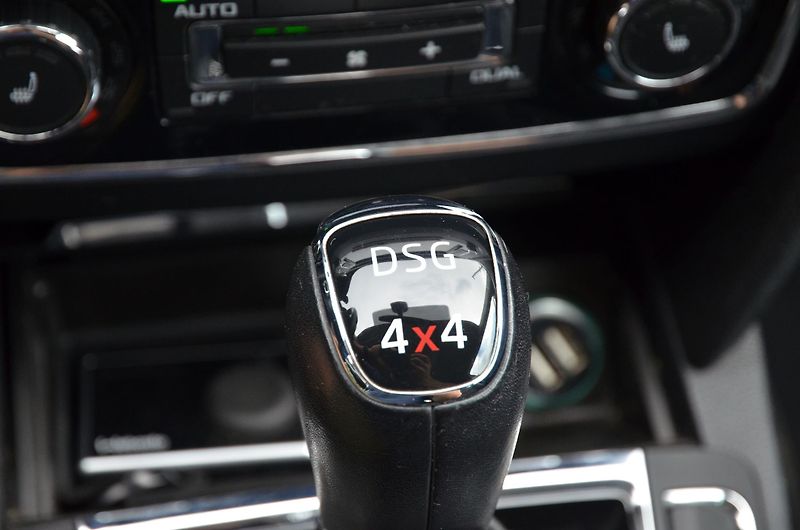 Škoda Superb (2015) 2.0 TDi DSG 4x4 WEBASTO /TAŽNÉ - fotka 32 z 38
