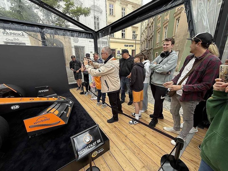 Vůz stáje McLaren obdivují fanoušci Formule 1 na brněnském Zelném trhu od soboty. Podívat se na něj mohou do úterý 27. května.