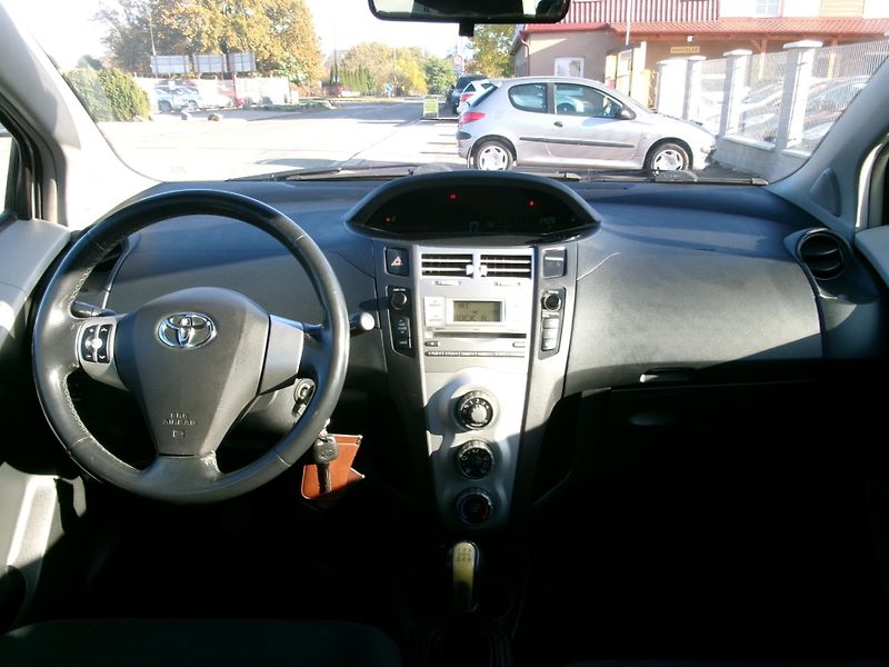 Toyota Yaris 1,0i KLIMA - fotka 12 z 22