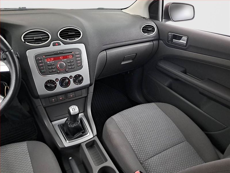 Ford Focus (2007) 1.6 16V, slušný stav - fotka 8 z 17