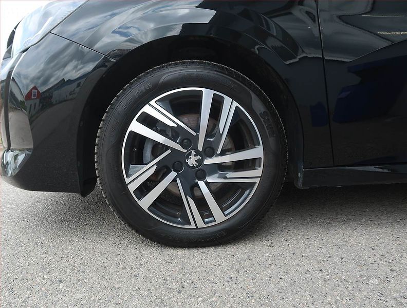 Peugeot 208 (2022) Allure 1.2 PureTech - fotka 14 z 17