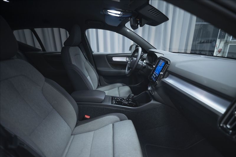 Volvo XC40 2,0 B3 NAVI KAMERA 360° TAŽNÉ - fotka 8 z 38