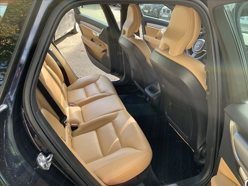 Volvo V90 2,0 D5 AWD MOMENTUM ČR,1.MAJ. - fotka 20 z 23
