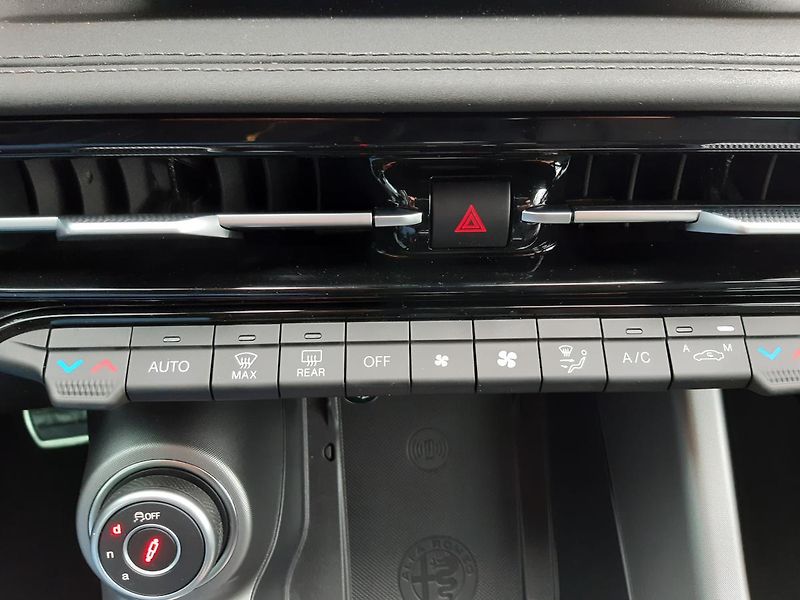 Alfa Romeo Tonale (2023) 1,3 PHEV 280 PS  Veloce - fotka 39 z 48