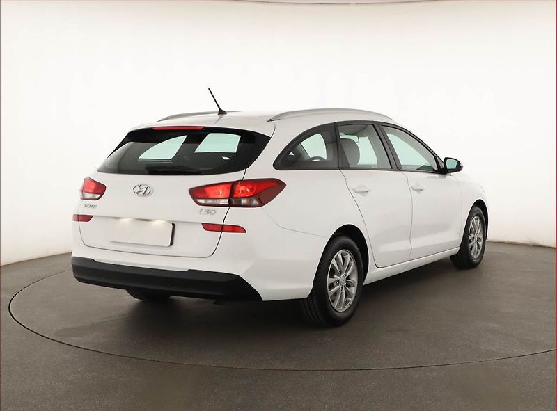 Hyundai i30 (2017) 1.0 T-GDI, Tempomat - fotka 5 z 16