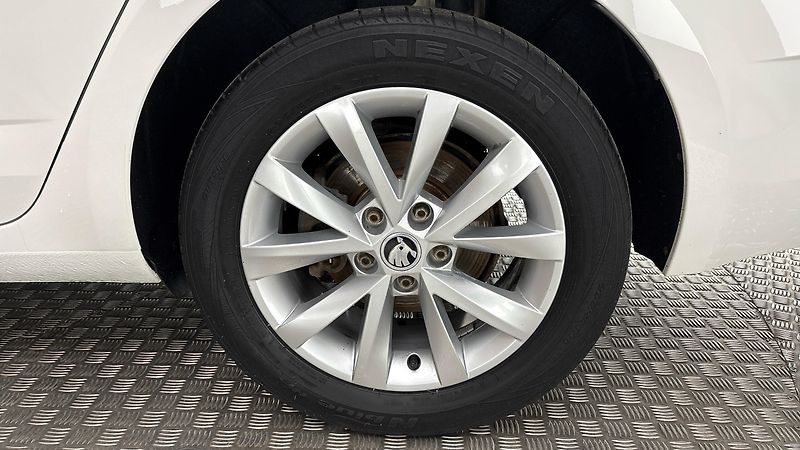 Škoda Octavia 2.0 TDI DSG 4x4 Style Combi - fotka 19 z 25
