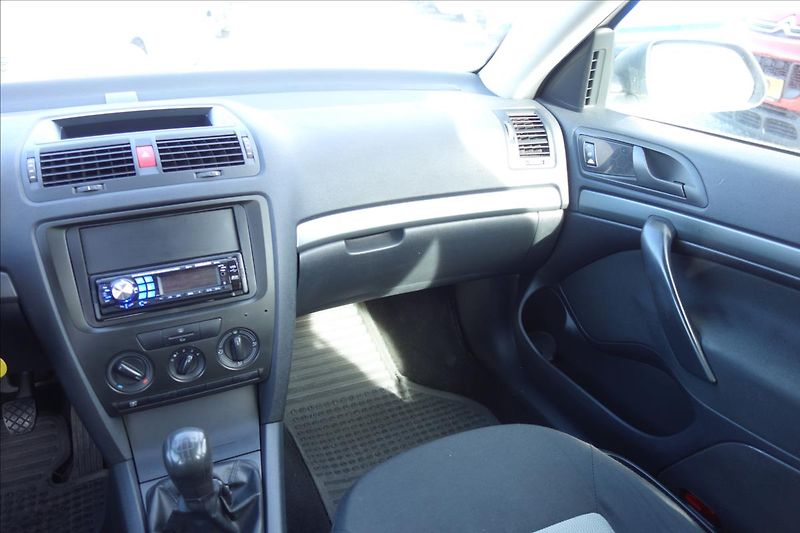 Škoda Octavia 1,6 i 75KW, ČR, SERVIS. KN. - fotka 18 z 35