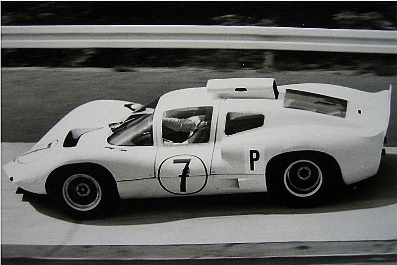 Švédský závodní jezdec Joakim Bonnier v kokpitu vozu F1 Maserati v roce 1966.