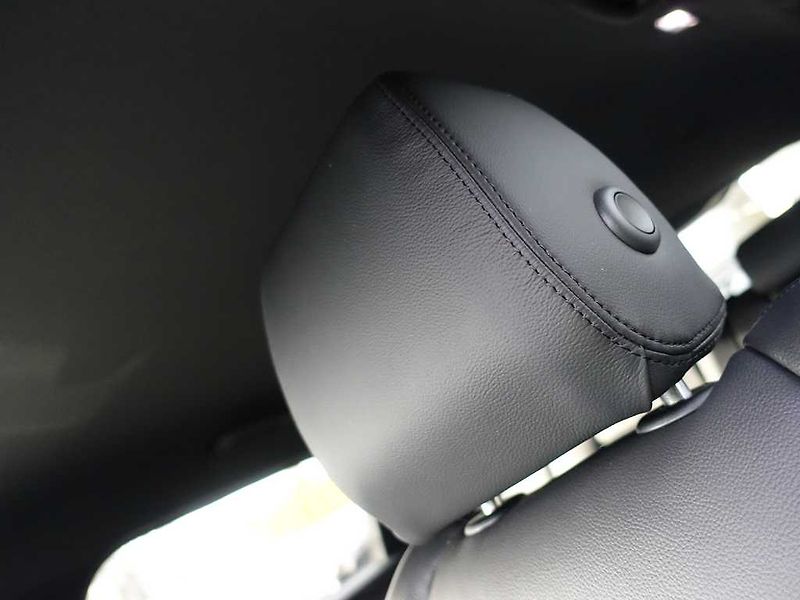 Land Rover Range Rover Velar 3,0 Dynamic SE D300 4x4 aut. - fotka 11 z 38