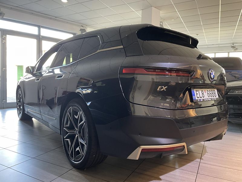 BMW iX (2022) XDrive 40 - fotka 4 z 30