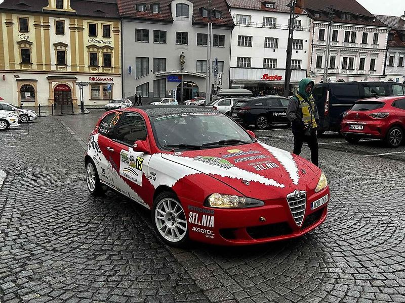Tragédie, která se odehrála v rámci 58. ročníku Rallye Šumava, kdy po nehodě zemřela navigátorka Alena Krejčíková (41), nezasáhla jen příznivce rallye, ale její kamarády, jelikož byla na Klatovsku doma.