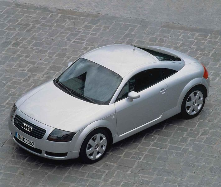 Původní koncept Audi TT spolu s limitovanou edicí TT RS Coupé Iconic Edition