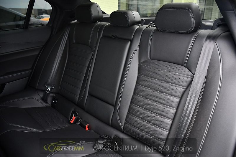Alfa Romeo Giulia 2.0T 16V 206kW VELOCE AT8 Q4 - fotka 14 z 53
