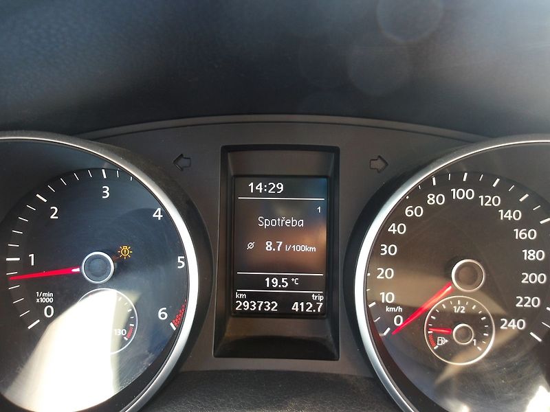 Volkswagen Golf 1,6TDi 77kW ČR ! - fotka 22 z 27