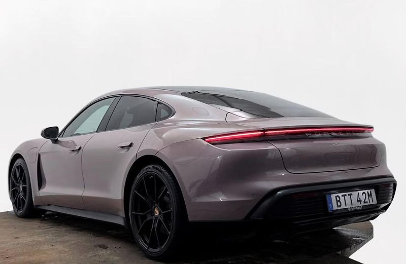 Porsche Taycan 93 kWh Panorama - fotka 8 z 25