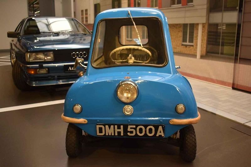 Porovnání parkujících vozů Audi Quattro a Peel P50