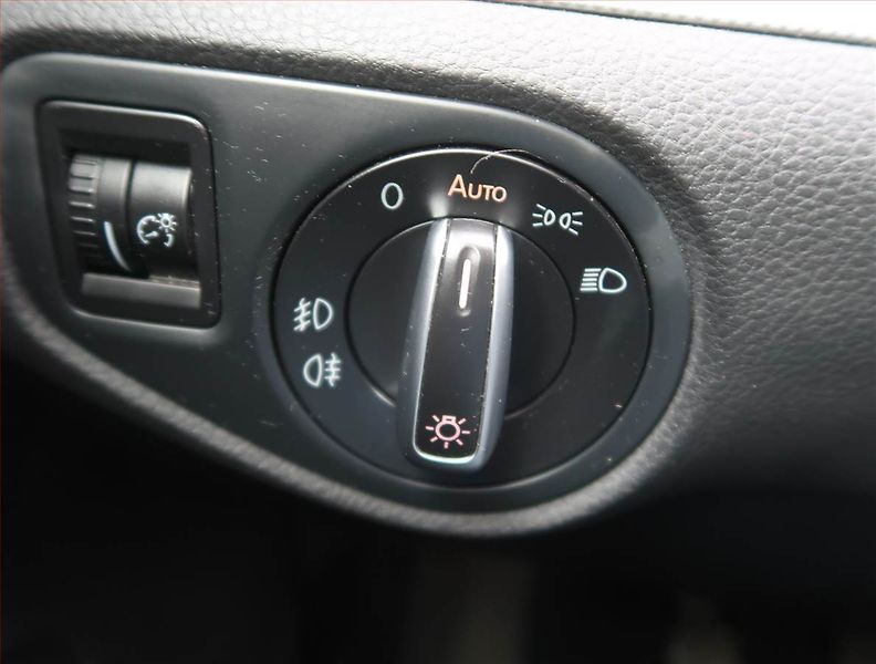 Volkswagen Sharan (2015) 2.0 TDI, 7 míst, Navi - fotka 23 z 28
