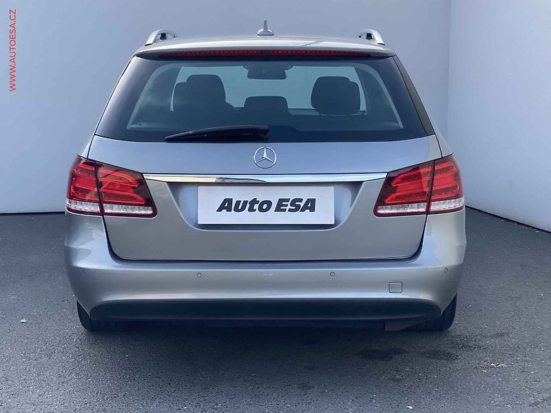 Mercedes-Benz Třídy E (2014) 2.1 CDi E200, Avantgarde, AT - fotka 5 z 19
