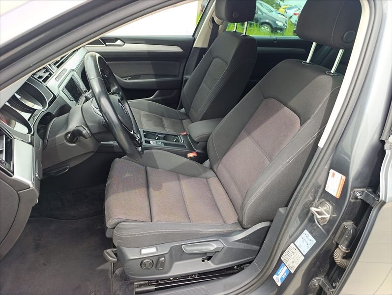 Volkswagen Passat 1,6 TDi Aut.klima Navi Kamera - fotka 14 z 34