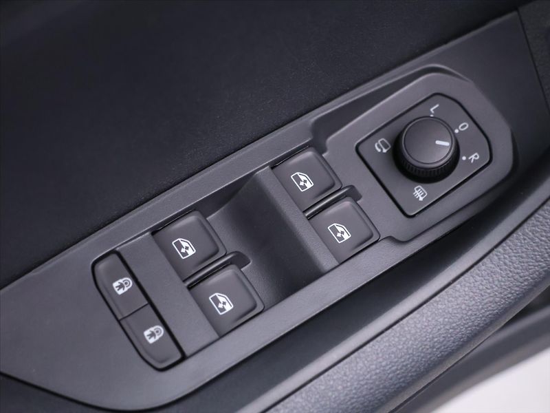 Škoda Karoq 1,5 TSi Sportline DSG 1maj DPH - fotka 18 z 47