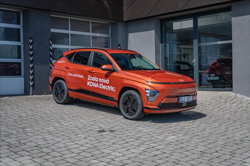 Hyundai Kona (2026) EV 64,8 CZECH EDITION BLACK - fotka 1 z 16