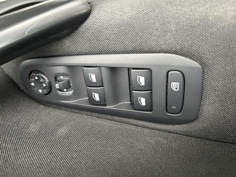 Peugeot 308 1.2 i . - fotka 14 z 21