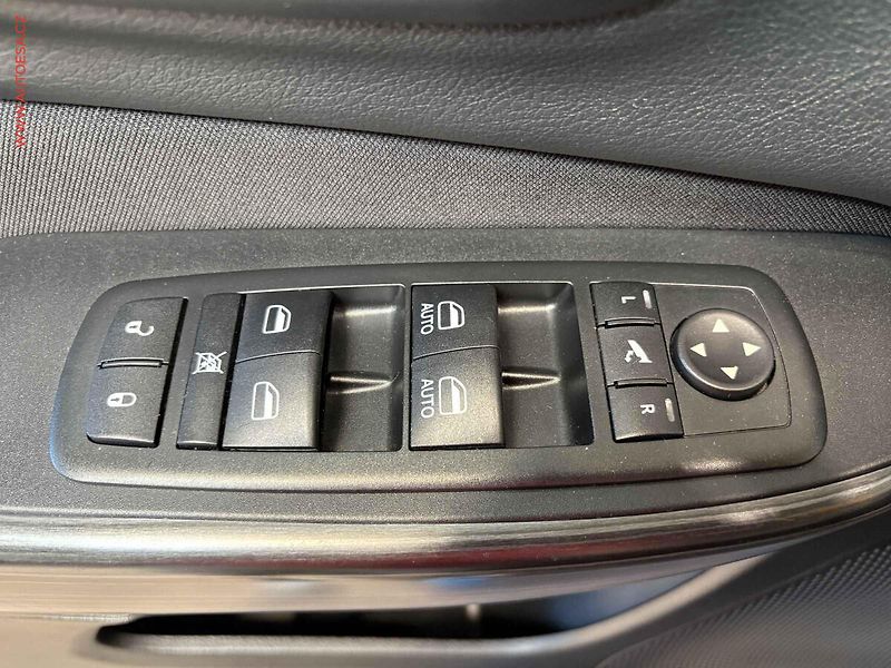 Jeep Cherokee (2015) 2.0 CRD 4x4, servis.kniha, AT - fotka 12 z 20