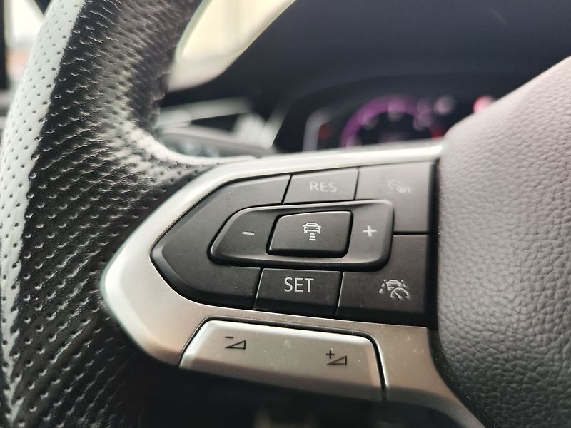 Volkswagen Passat 2.0 TDI/140kW R-Line DSG - fotka 27 z 37