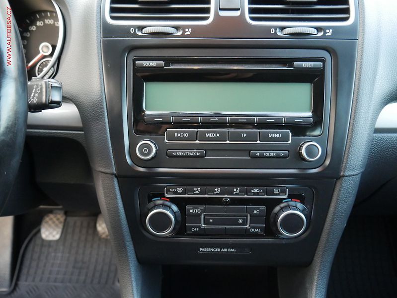 Volkswagen Golf (2010) 1.6 TDi, ČR, autoAC, temp - fotka 11 z 18