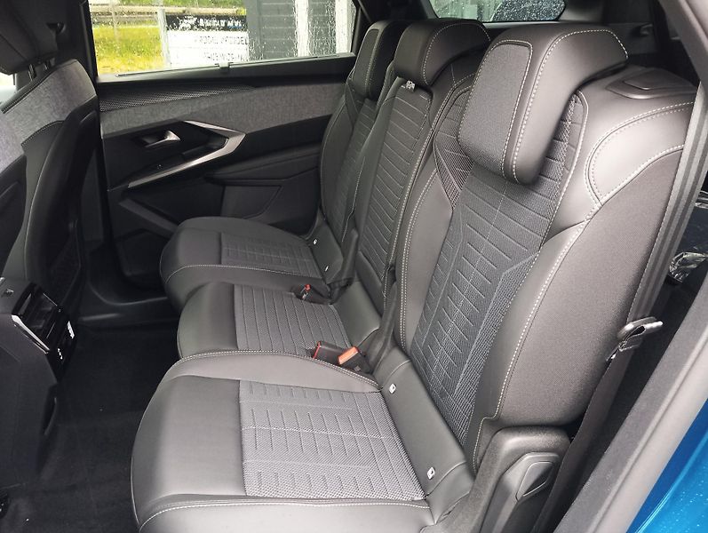 Peugeot 5008 (2026) GT Hybrid 145 e-DCS6 - fotka 17 z 20