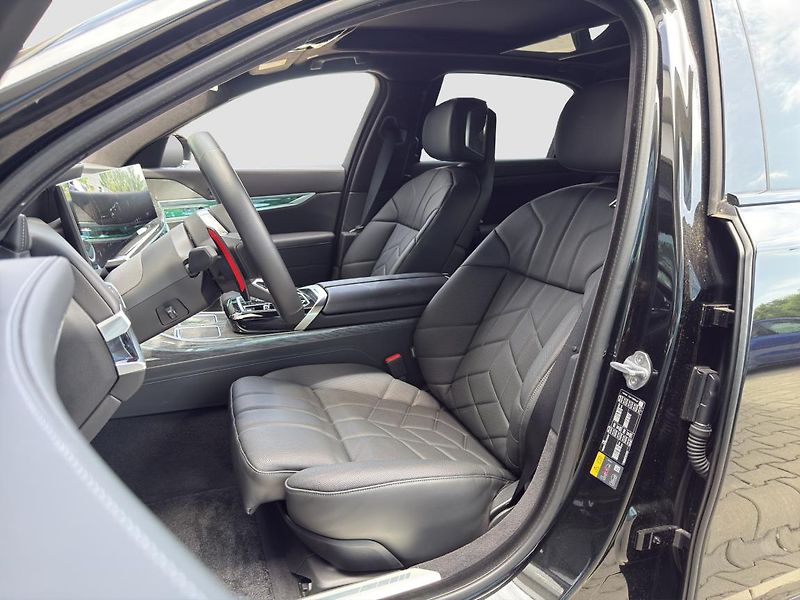 BMW Řada 7 M760e xDrive Sedan - fotka 8 z 27