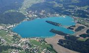 Letecký pohled na jezero Faaker See.