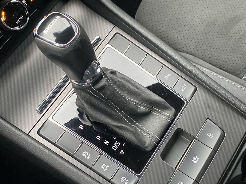 Škoda Superb (2023) Combi 2.0 TDI DSG Sportline - fotka 17 z 33