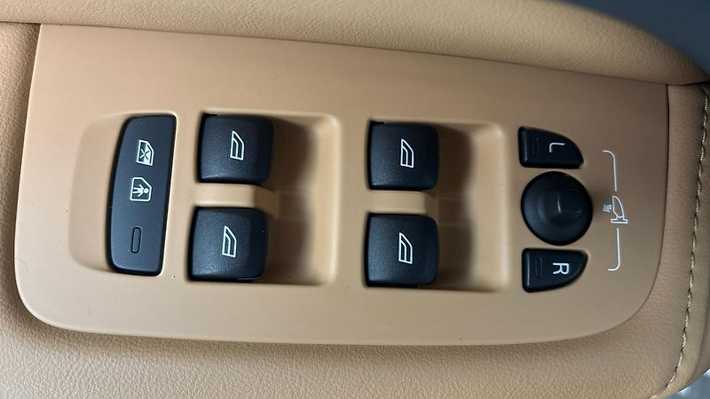 Volvo XC60 2.0 B5 AUT AWD Inscription - fotka 23 z 31