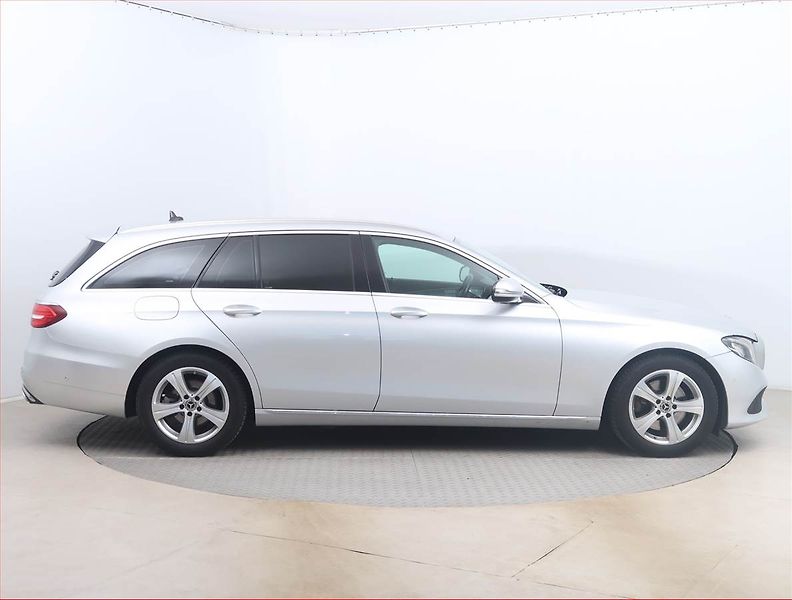 Mercedes-Benz Třídy E (2018) E 220 d 4MATIC - fotka 6 z 17