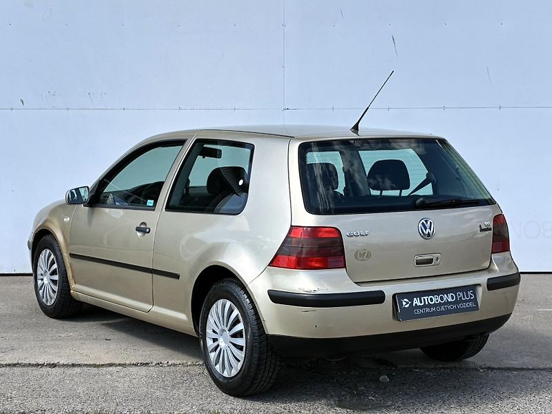 Volkswagen Golf 1.6 16V 77kW - fotka 7 z 18