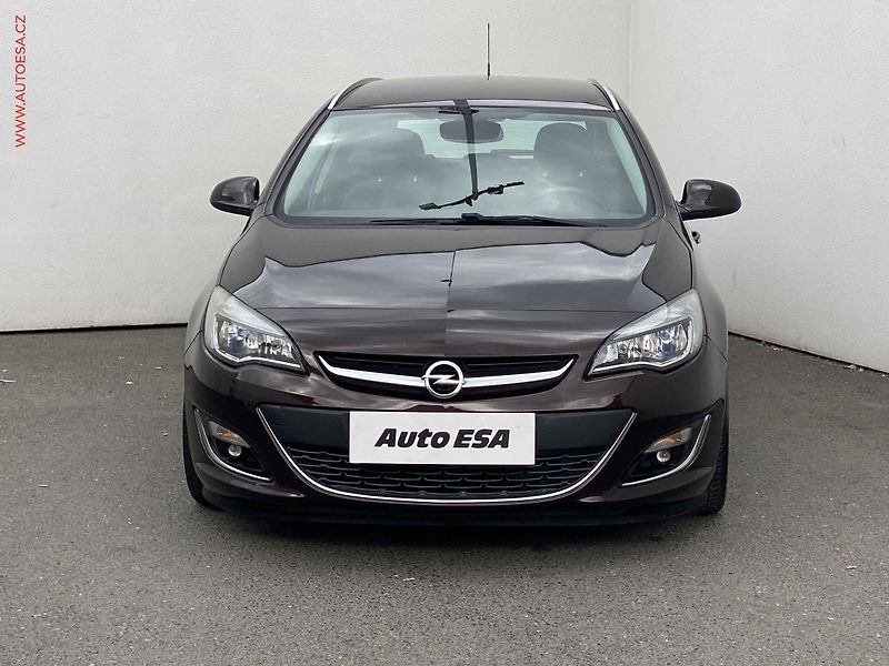 Opel Astra (2013) 1.6i, Innovation, temp. - fotka 2 z 15