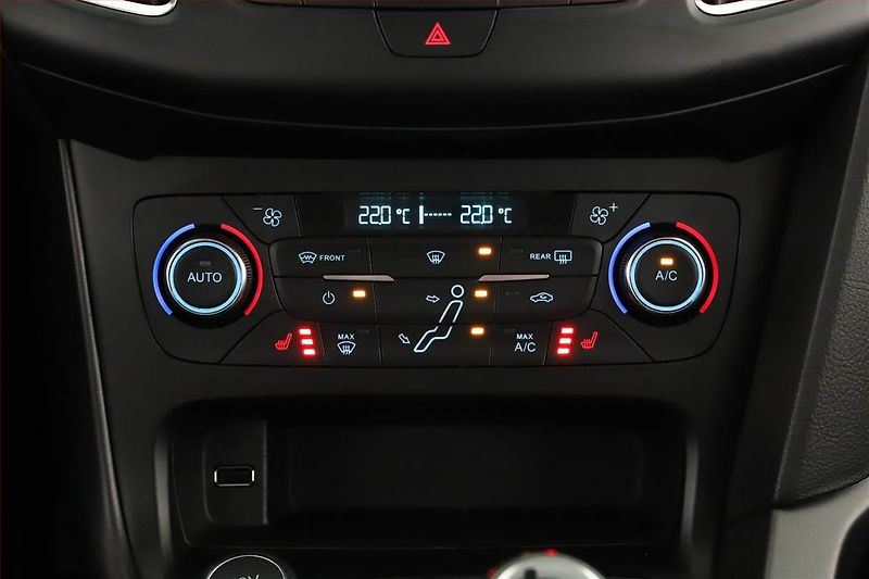 Ford Focus (2018) 1.0 EcoBoost, Tempomat - fotka 13 z 16