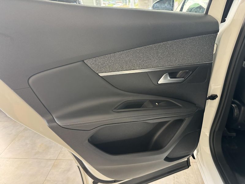 Peugeot 3008 (2018) 1,2I STT ALLURE NAVI KAMERA - fotka 17 z 33